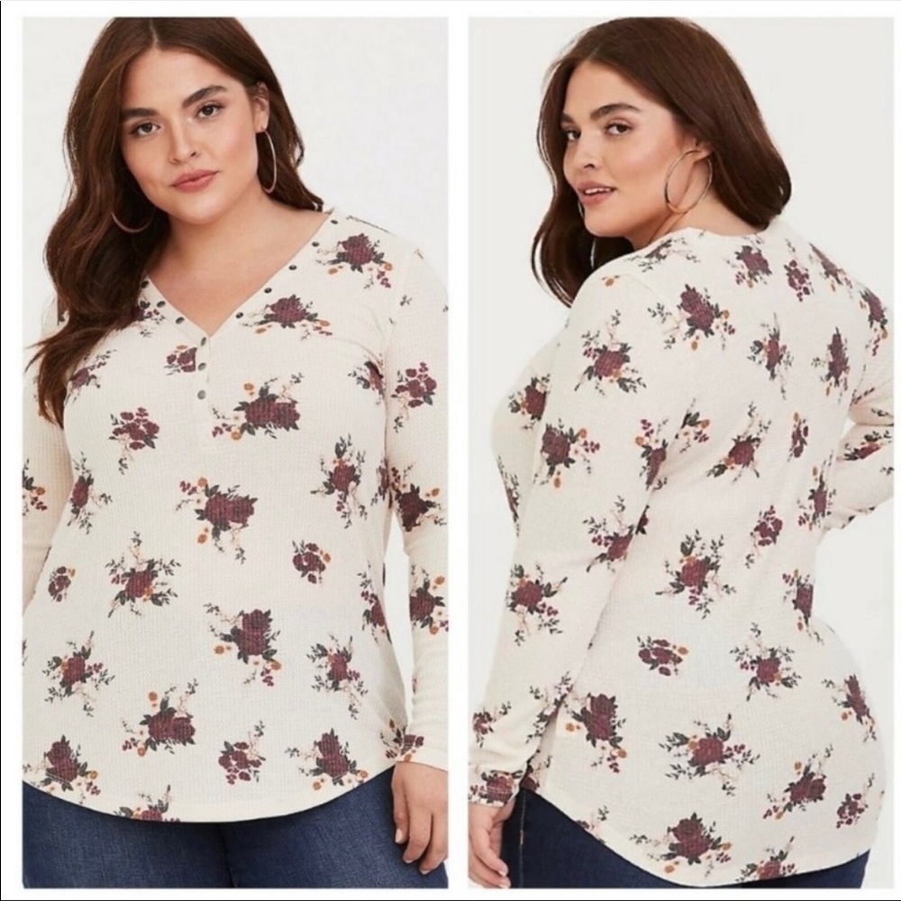 Torrid - CREAM FLORAL LONG SLEEVE HENLEY TEE, size 3